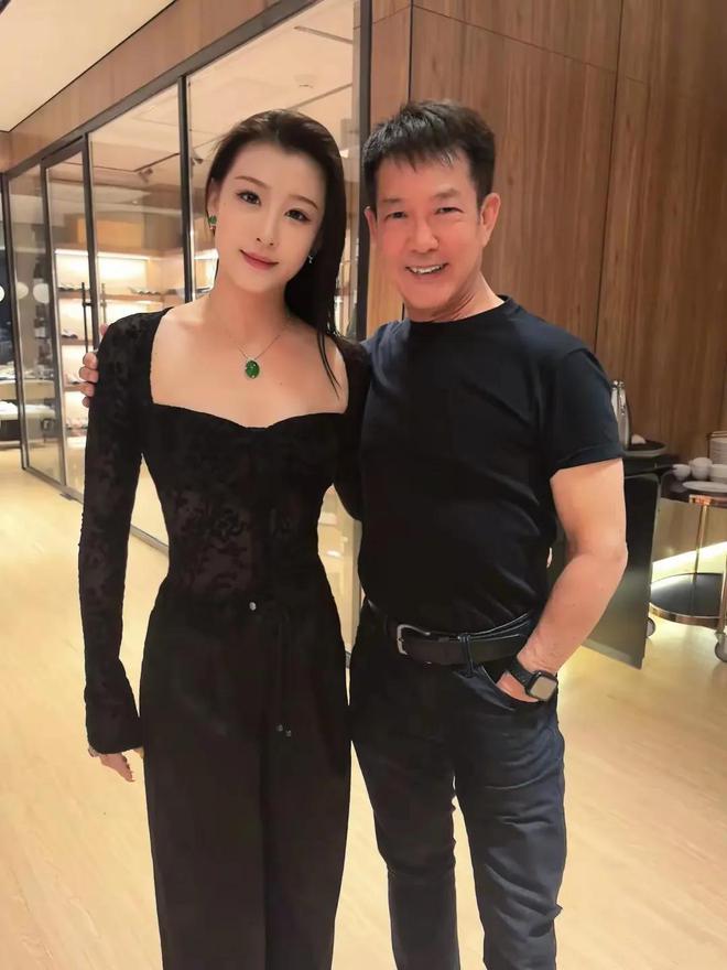 西和美女舞蹈家吃晚餐肌肉饱满身材练得超好AG旗舰厅·(中国)网站68岁元彪现身广(图4)