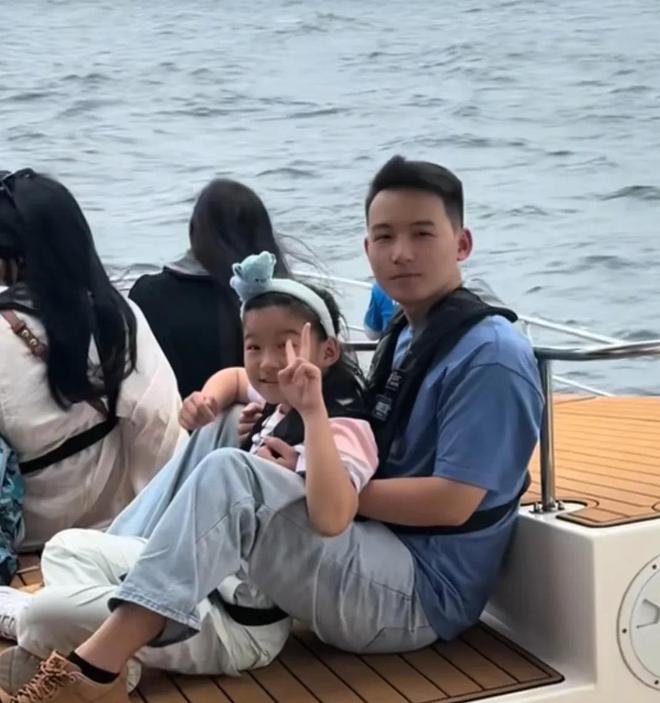 !老谢评论区沦陷海军拎包大妹逛出CP感AG旗舰厅app谢妈许健华带娃香港行(图4) !老谢评论区沦陷海军拎包大妹逛出CP感AG旗舰厅app谢妈许健华带娃香港行(图4)