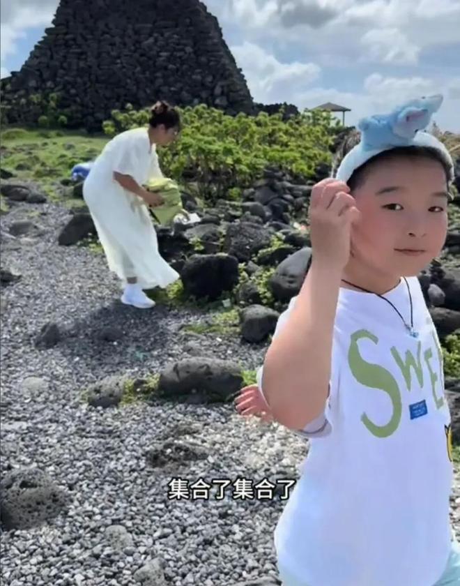 !老谢评论区沦陷海军拎包大妹逛出CP感AG旗舰厅app谢妈许健华带娃香港行(图1) !老谢评论区沦陷海军拎包大妹逛出CP感AG旗舰厅app谢妈许健华带娃香港行(图1)