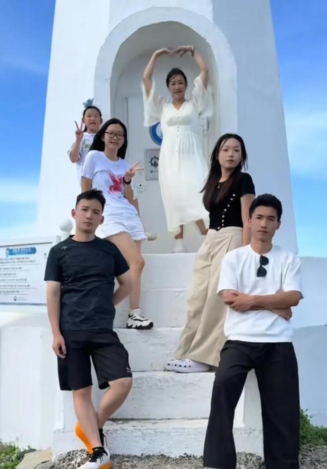 ！老谢评论区沦陷海军拎包大妹逛出CP感AG旗舰厅app谢妈许健华带娃香港行(图7)